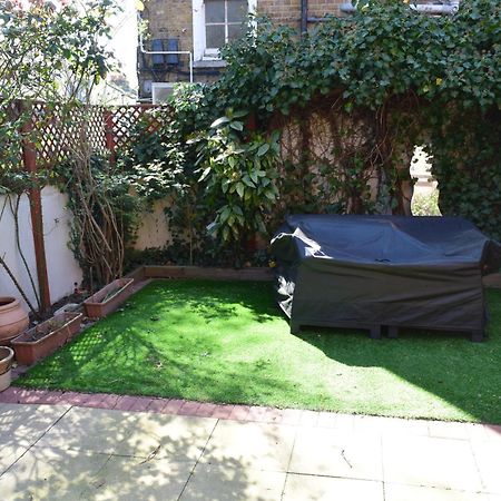 London Stratford - Spacious 2 Bed Flat With Secured Parking & Private Garden Dış mekan fotoğraf