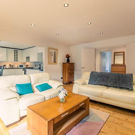 London Stratford - Spacious 2 Bed Flat With Secured Parking & Private Garden Dış mekan fotoğraf