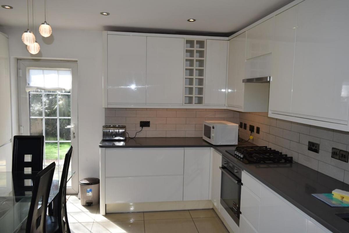 London Stratford - Spacious 2 Bed Flat With Secured Parking & Private Garden Dış mekan fotoğraf