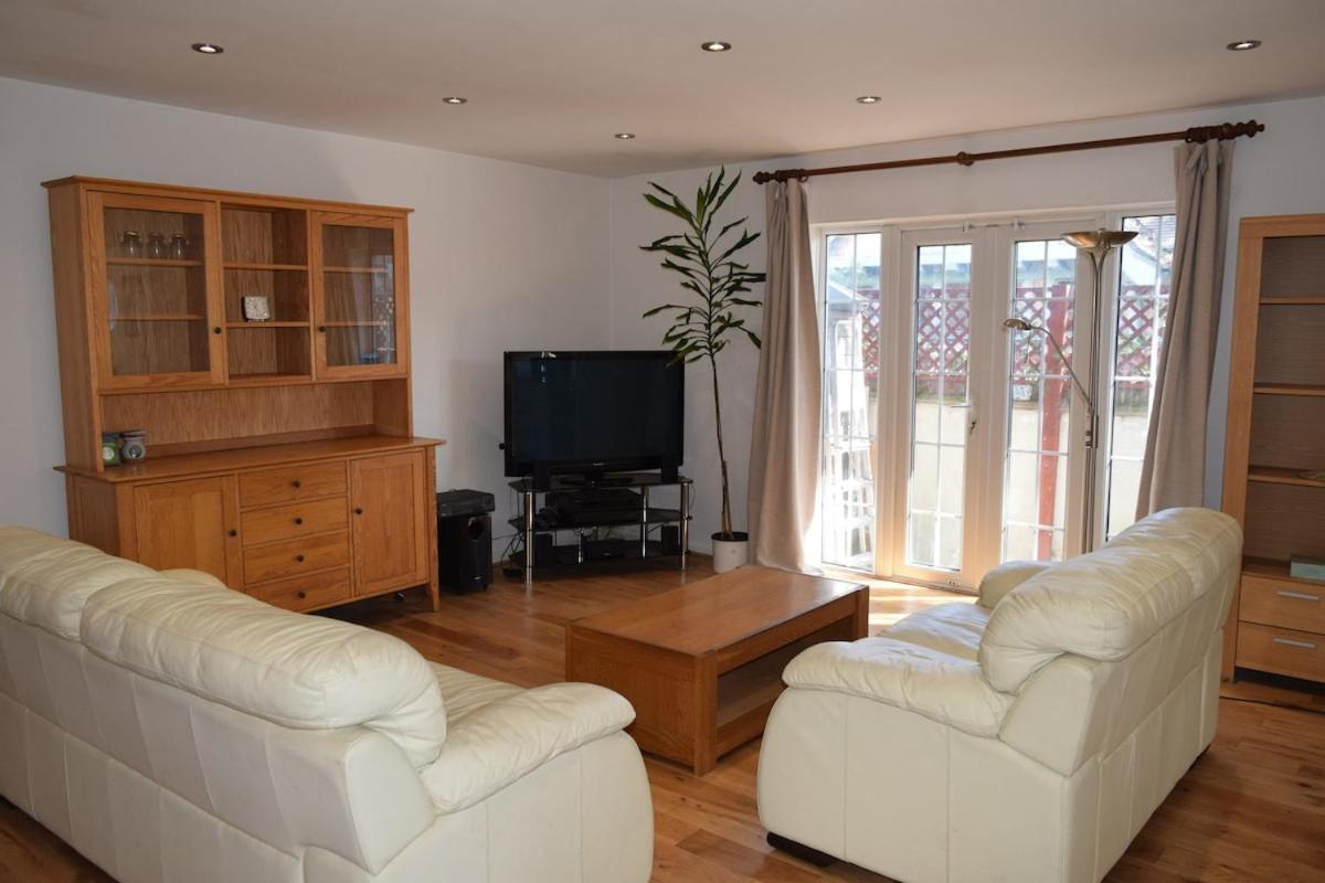 London Stratford - Spacious 2 Bed Flat With Secured Parking & Private Garden Dış mekan fotoğraf