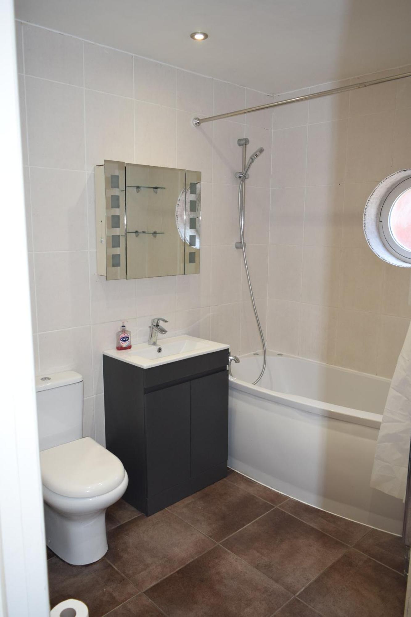 London Stratford - Spacious 2 Bed Flat With Secured Parking & Private Garden Dış mekan fotoğraf