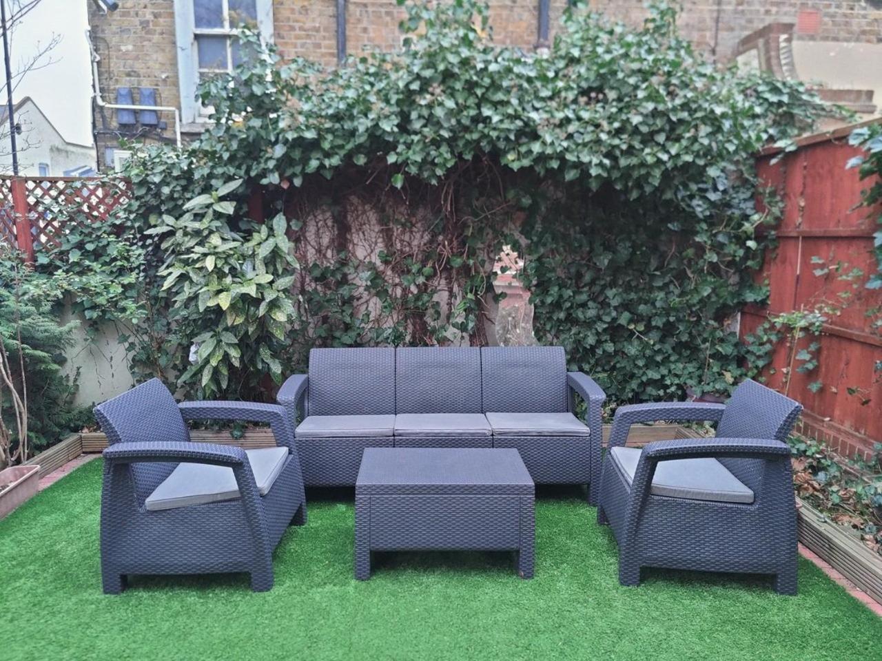 London Stratford - Spacious 2 Bed Flat With Secured Parking & Private Garden Dış mekan fotoğraf