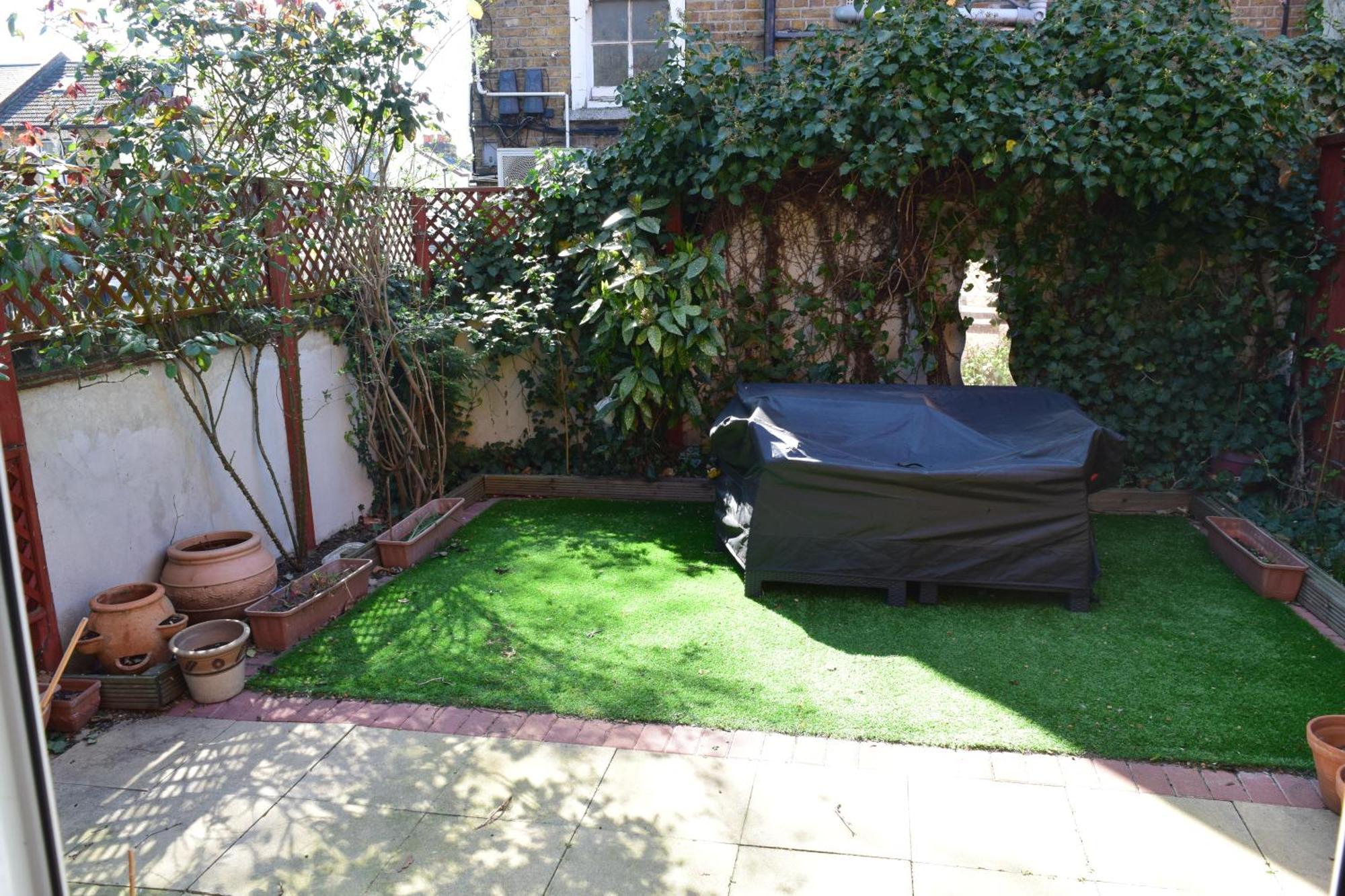London Stratford - Spacious 2 Bed Flat With Secured Parking & Private Garden Dış mekan fotoğraf