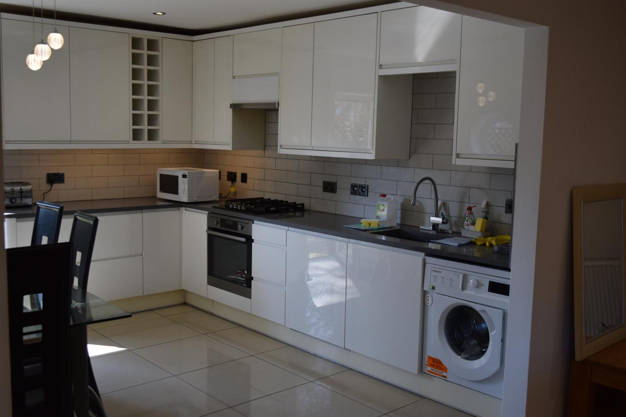 London Stratford - Spacious 2 Bed Flat With Secured Parking & Private Garden Dış mekan fotoğraf