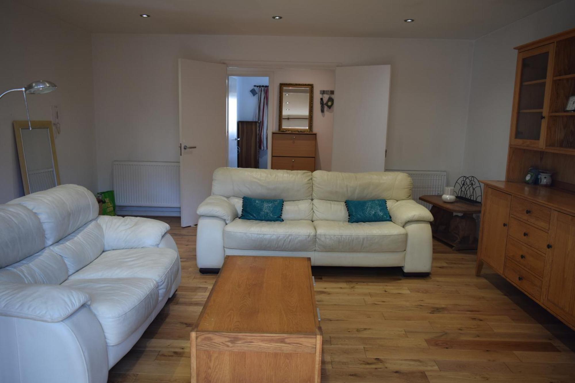 London Stratford - Spacious 2 Bed Flat With Secured Parking & Private Garden Dış mekan fotoğraf