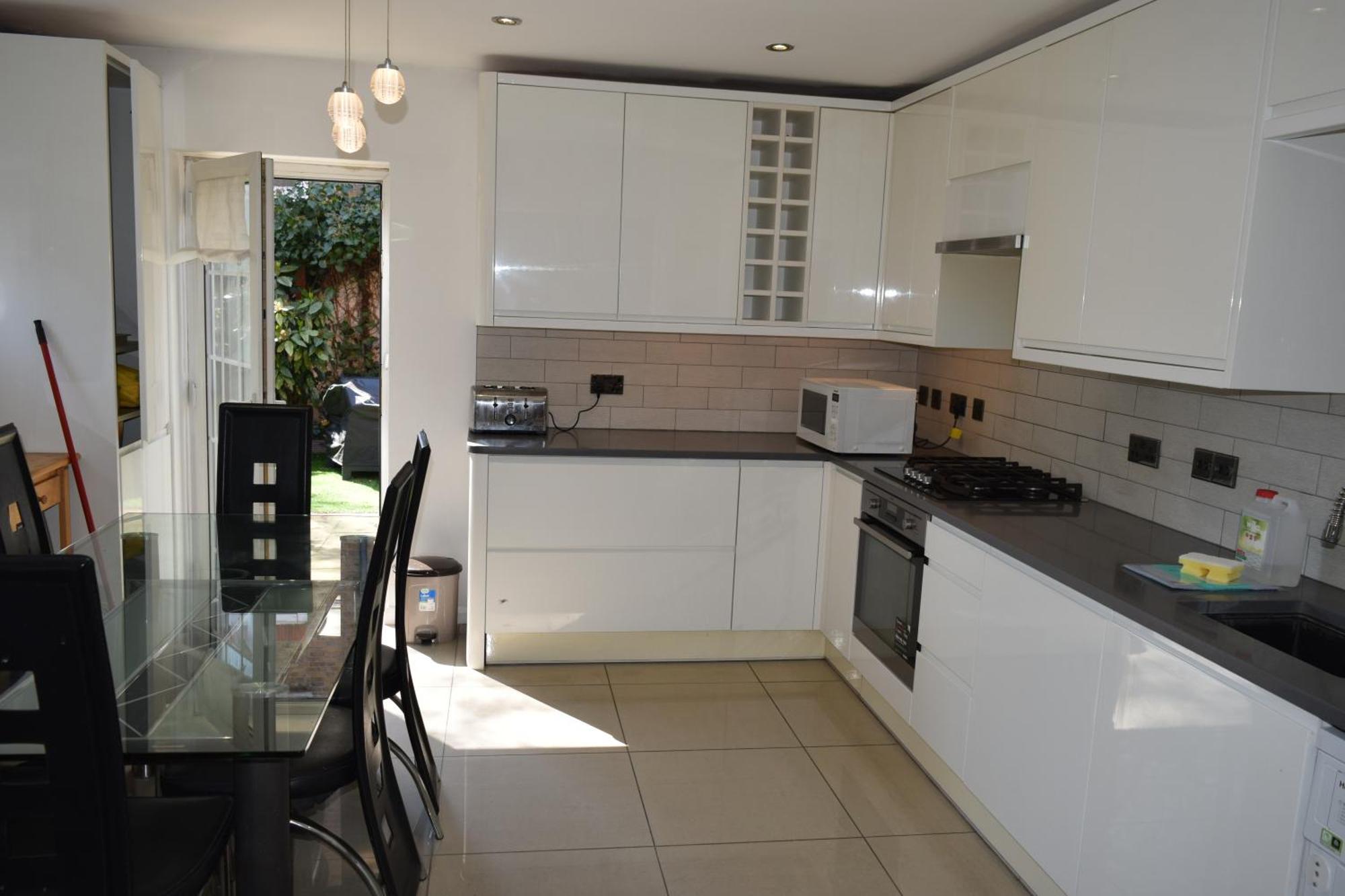 London Stratford - Spacious 2 Bed Flat With Secured Parking & Private Garden Dış mekan fotoğraf