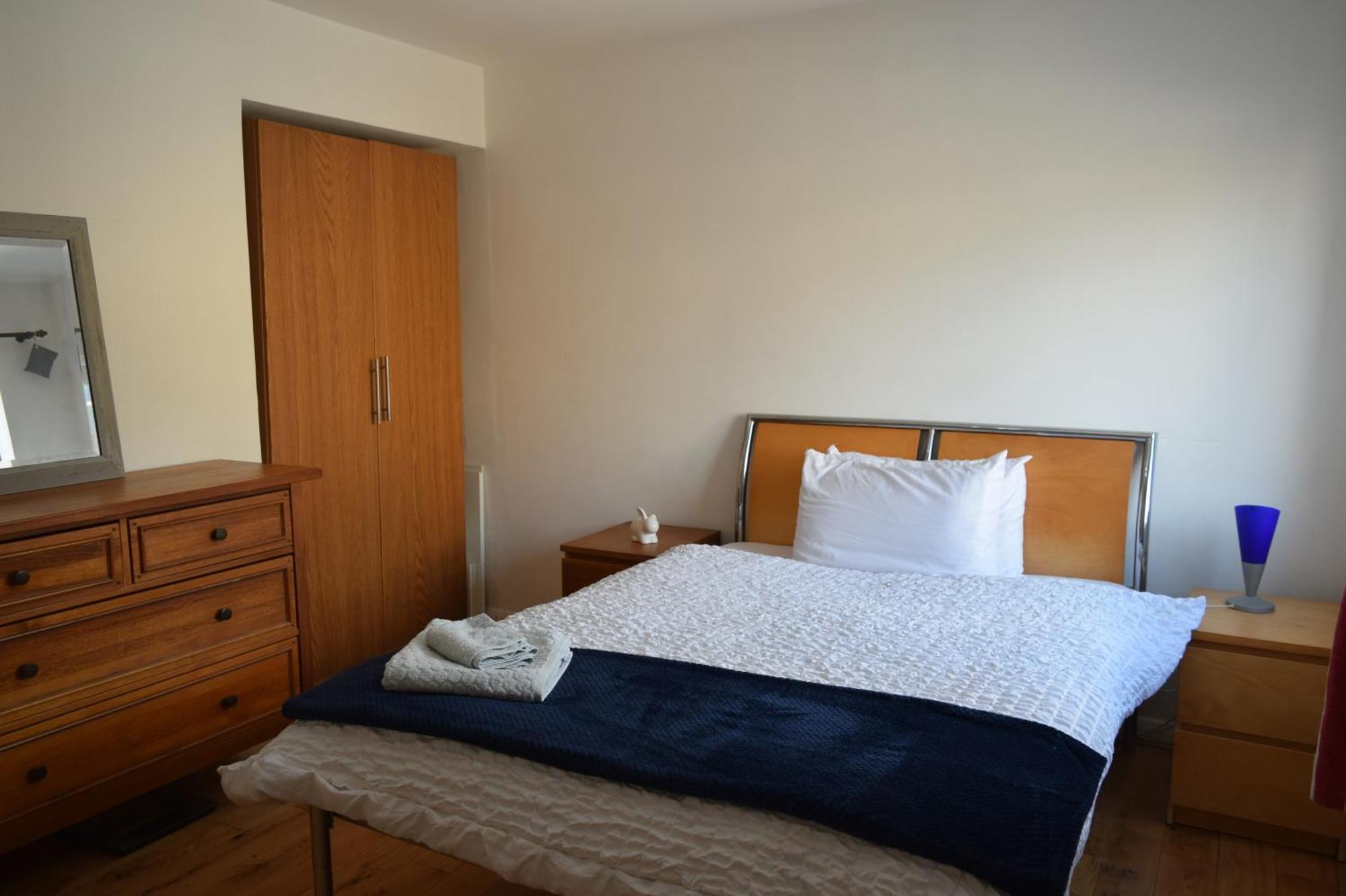London Stratford - Spacious 2 Bed Flat With Secured Parking & Private Garden Dış mekan fotoğraf