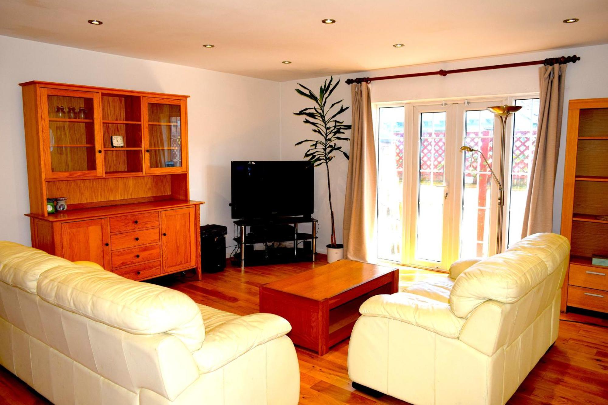 London Stratford - Spacious 2 Bed Flat With Secured Parking & Private Garden Dış mekan fotoğraf
