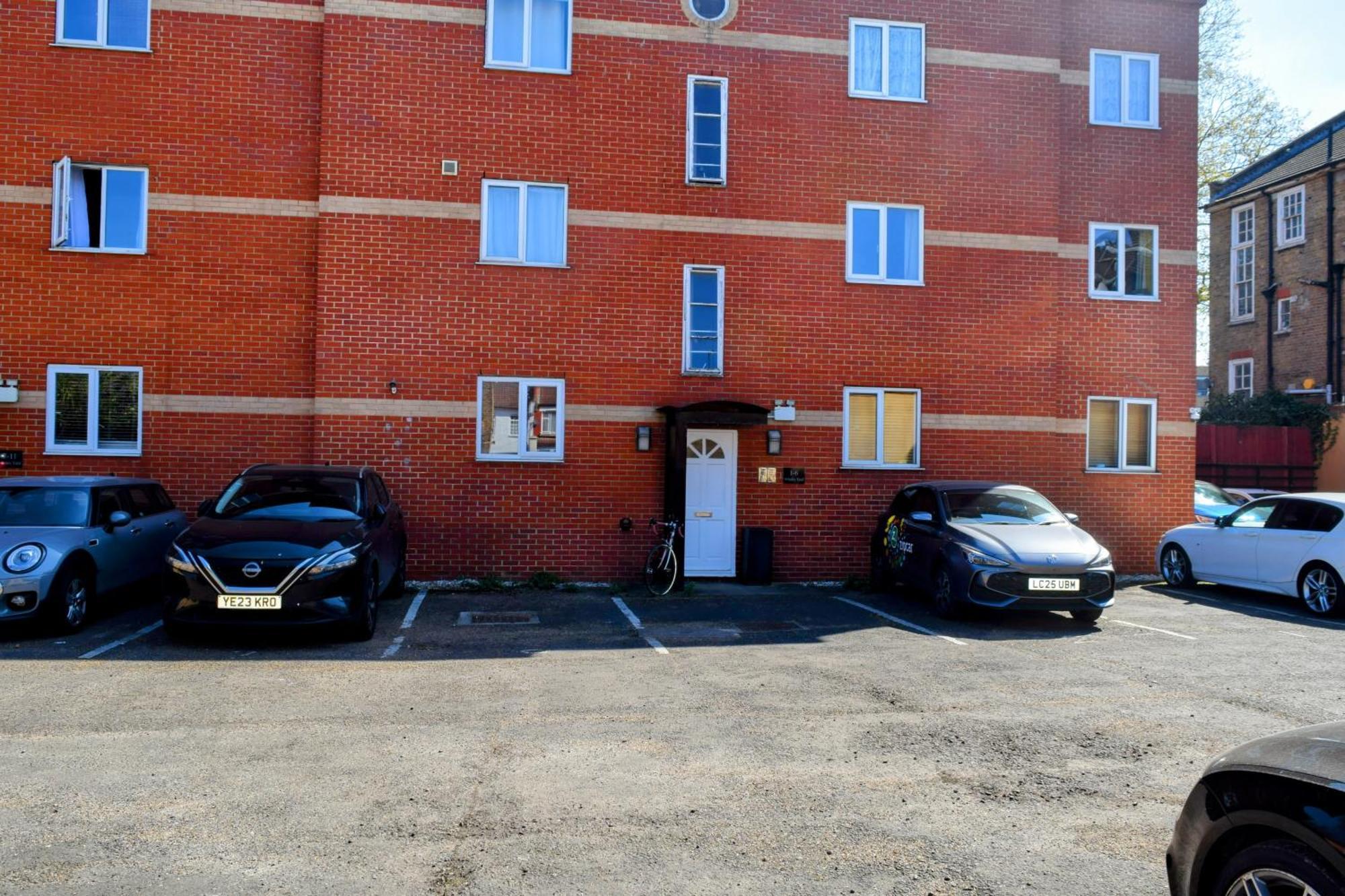 London Stratford - Spacious 2 Bed Flat With Secured Parking & Private Garden Dış mekan fotoğraf