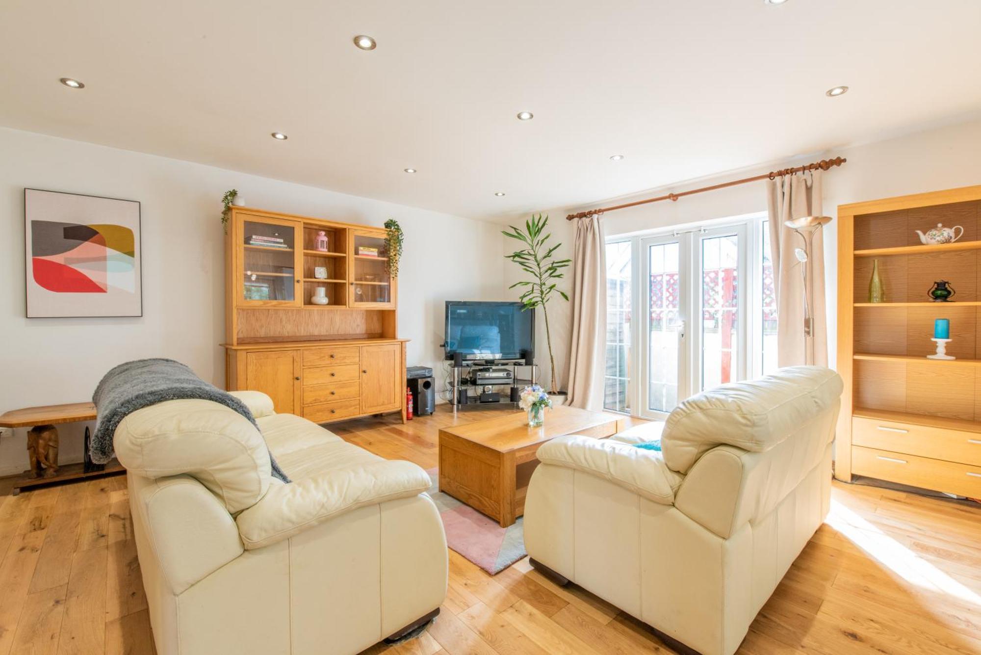 London Stratford - Spacious 2 Bed Flat With Secured Parking & Private Garden Dış mekan fotoğraf