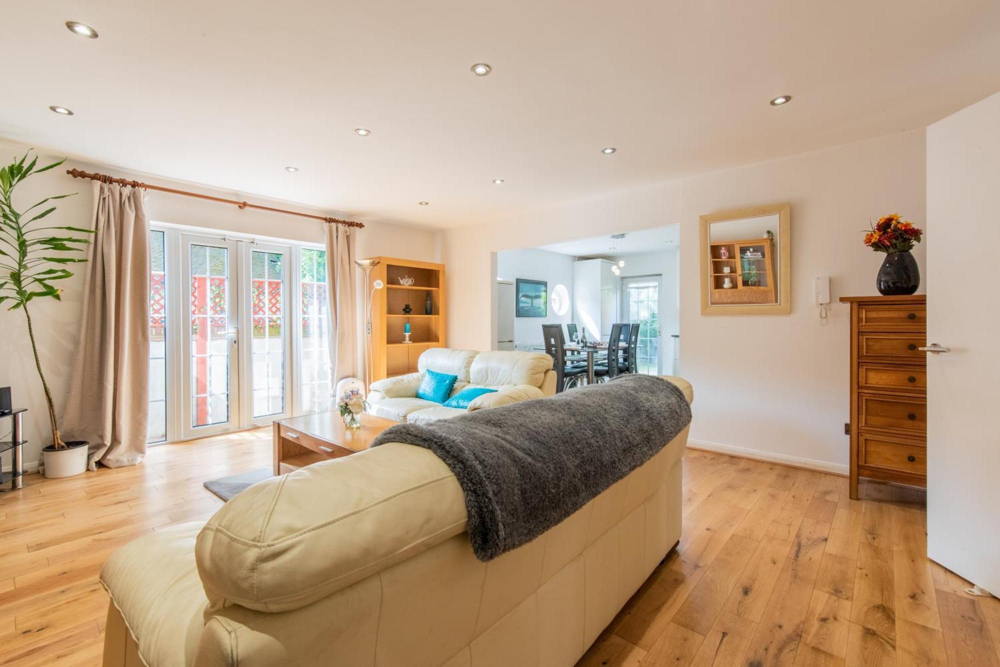 London Stratford - Spacious 2 Bed Flat With Secured Parking & Private Garden Dış mekan fotoğraf