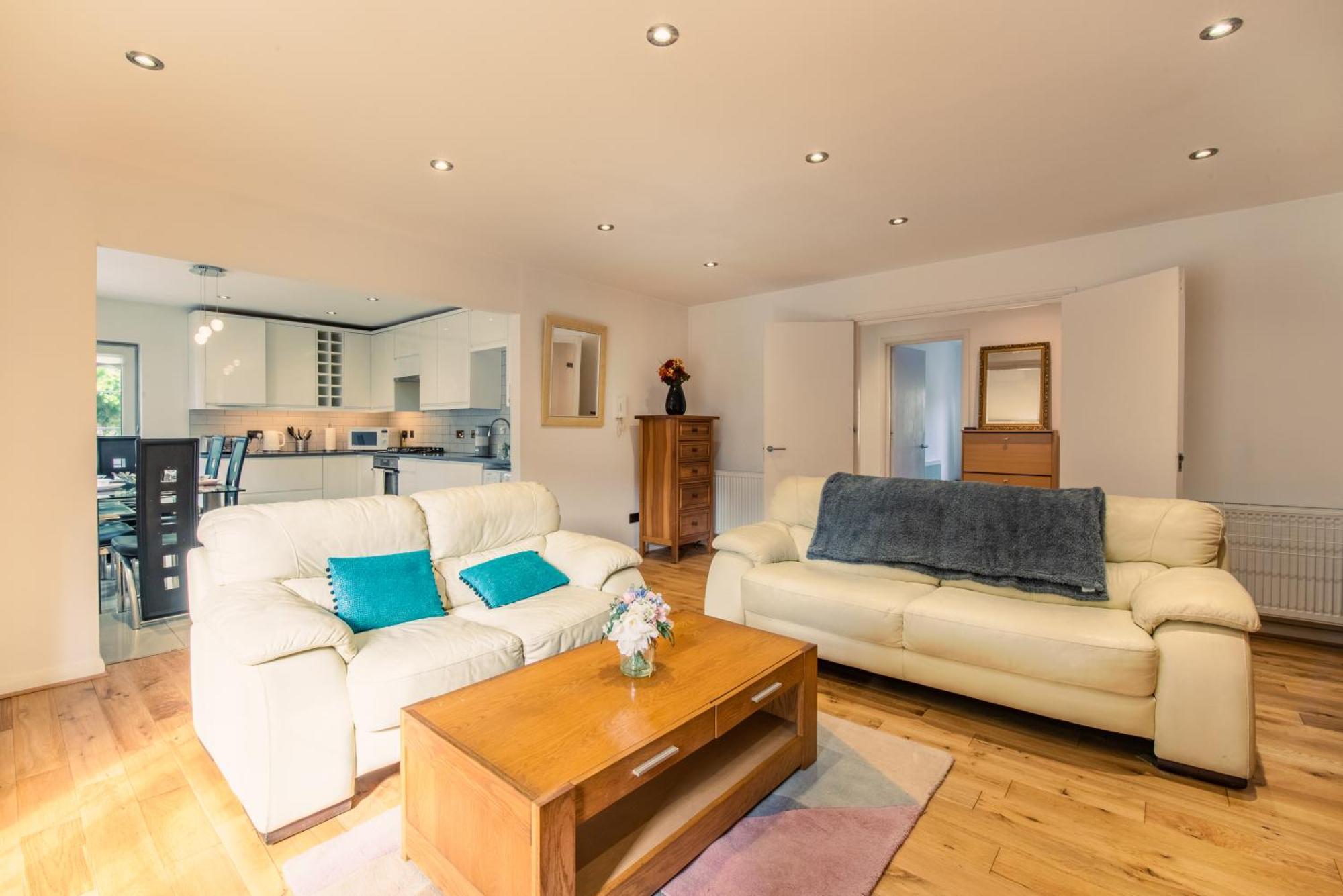 London Stratford - Spacious 2 Bed Flat With Secured Parking & Private Garden Dış mekan fotoğraf