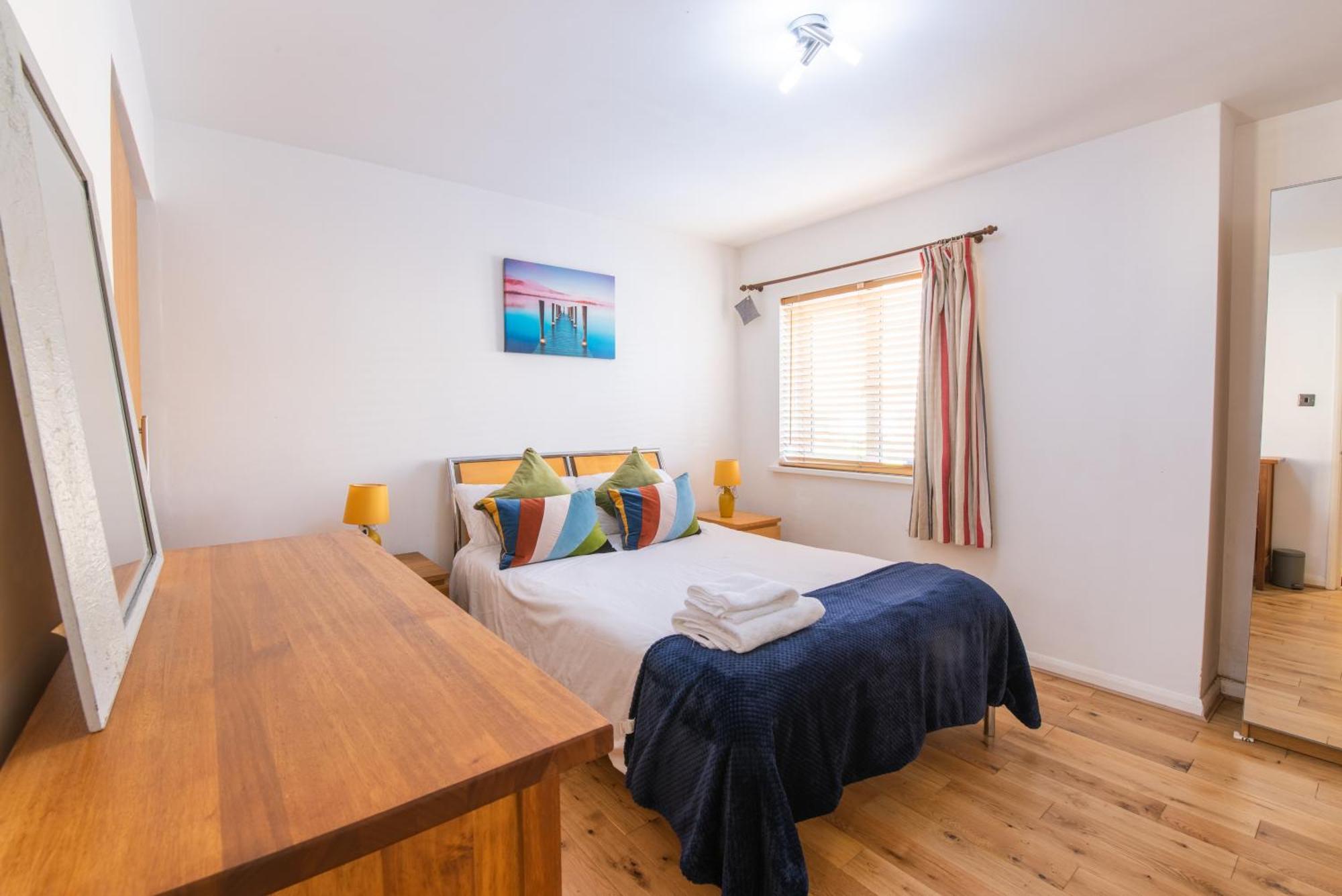 London Stratford - Spacious 2 Bed Flat With Secured Parking & Private Garden Dış mekan fotoğraf