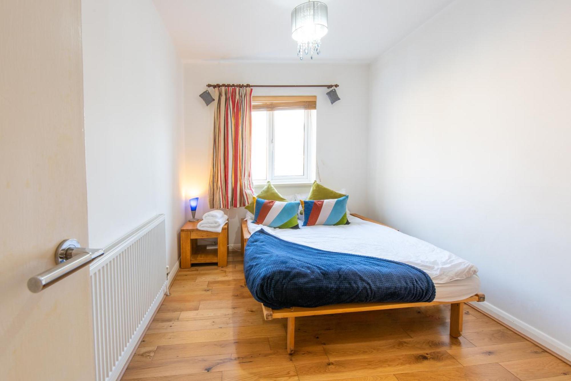London Stratford - Spacious 2 Bed Flat With Secured Parking & Private Garden Dış mekan fotoğraf