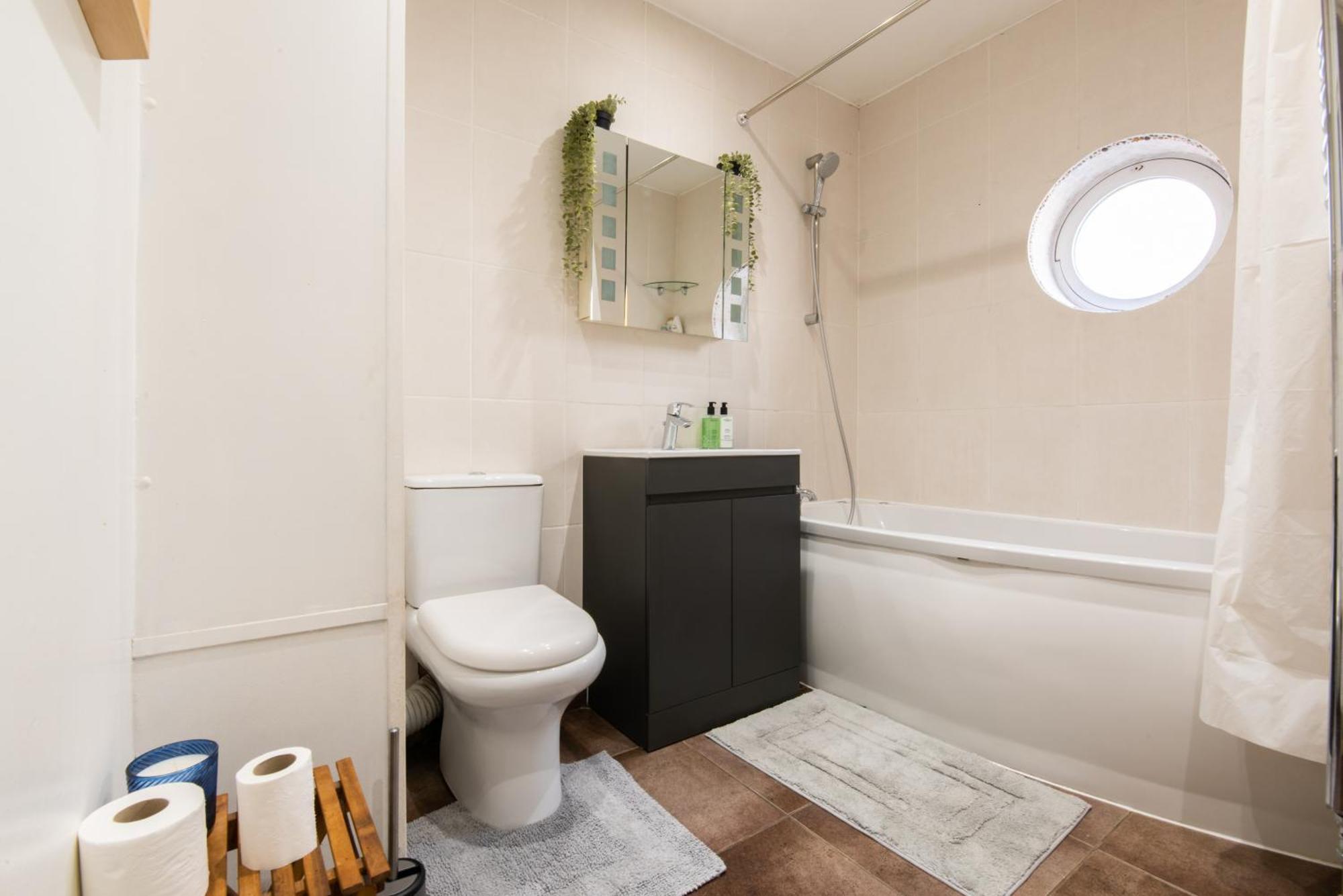 London Stratford - Spacious 2 Bed Flat With Secured Parking & Private Garden Dış mekan fotoğraf