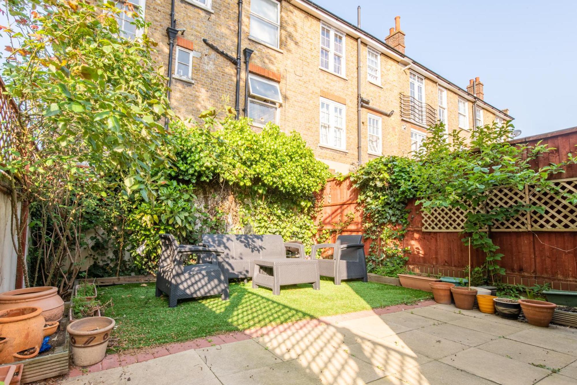 London Stratford - Spacious 2 Bed Flat With Secured Parking & Private Garden Dış mekan fotoğraf