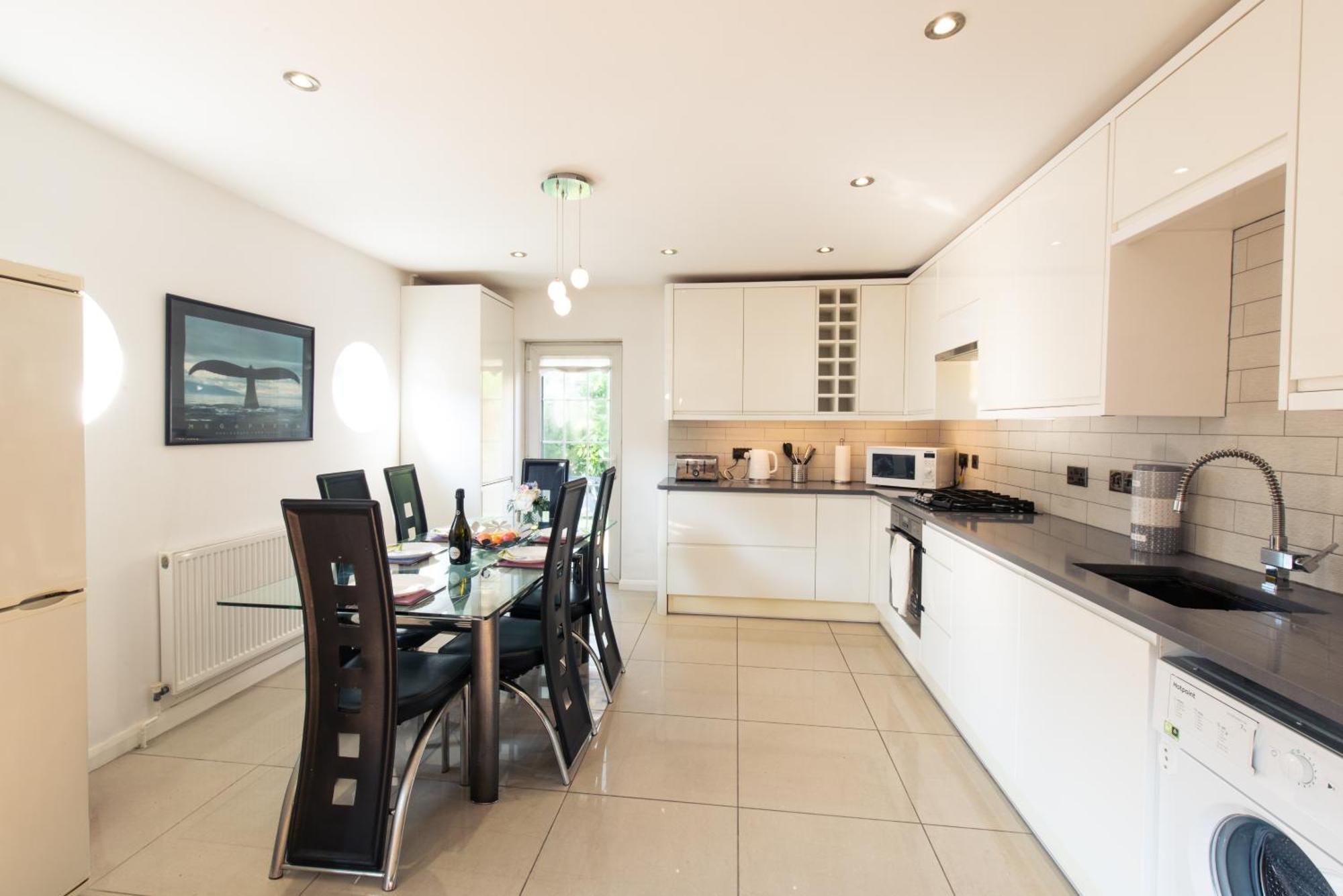 London Stratford - Spacious 2 Bed Flat With Secured Parking & Private Garden Dış mekan fotoğraf