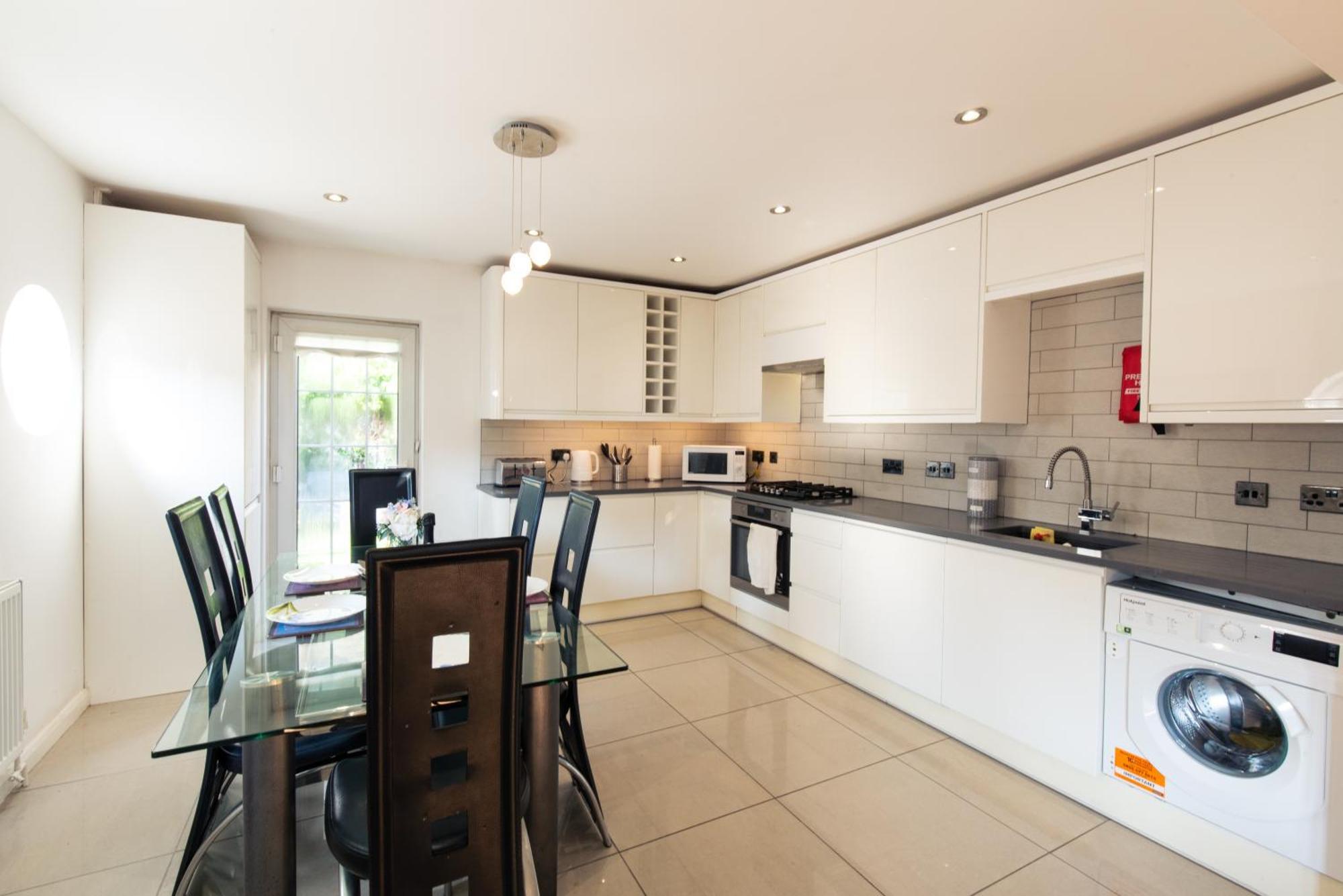 London Stratford - Spacious 2 Bed Flat With Secured Parking & Private Garden Dış mekan fotoğraf